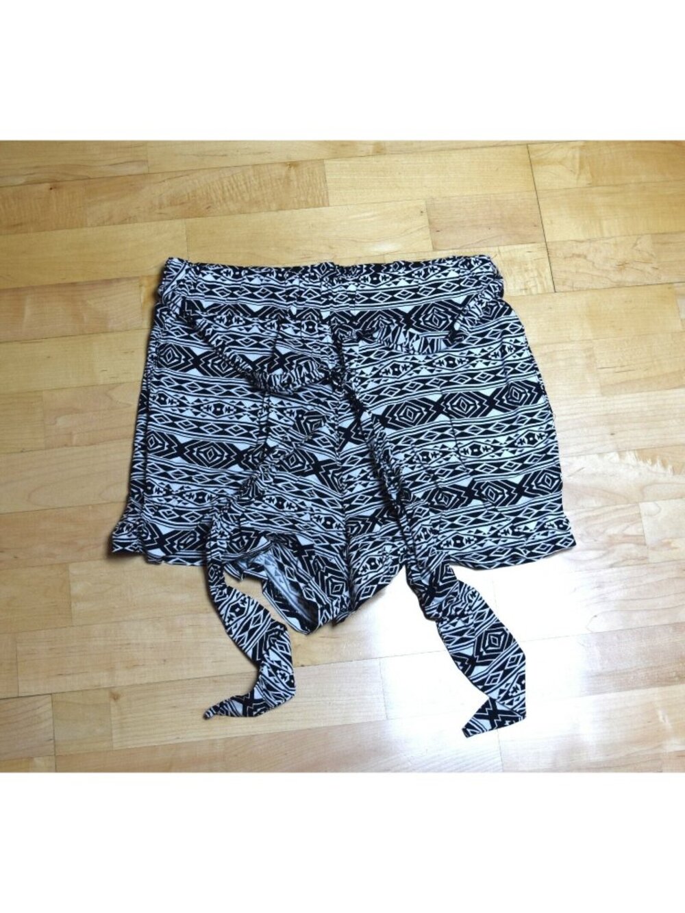 New! Absolute Angel Women's Jrs Sz M Stretchy Belted Soft Dress Shorts